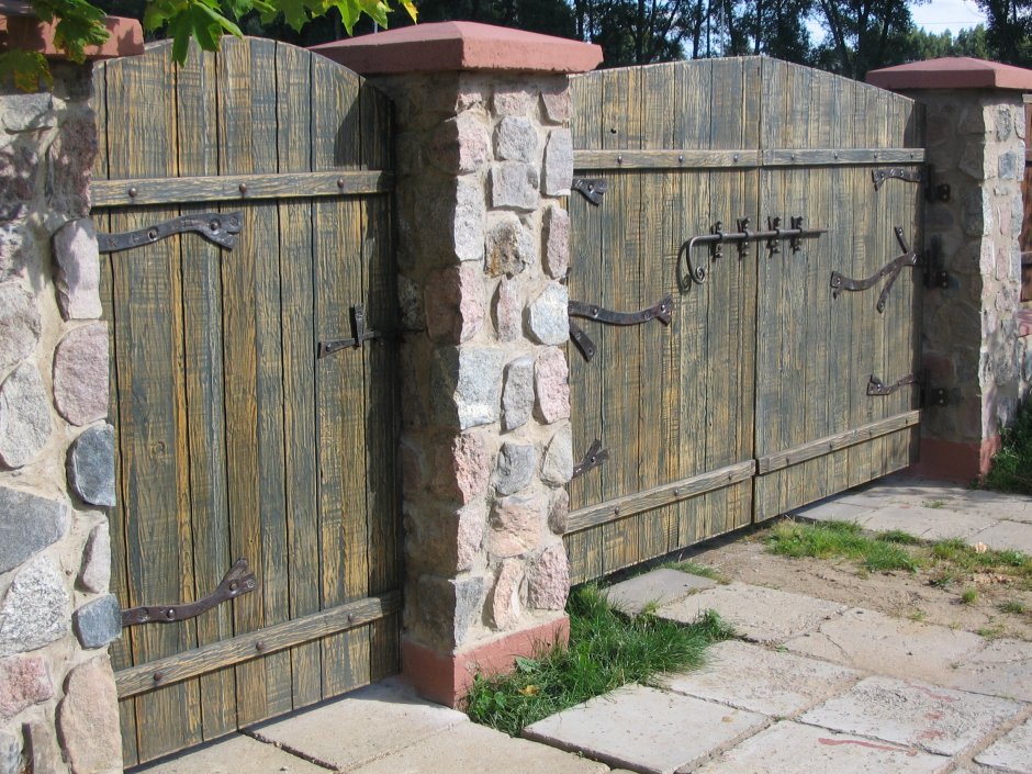 Оригинальные деревянные ворота