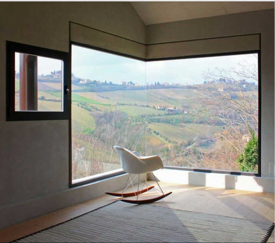Угловое панорамное окно в доме