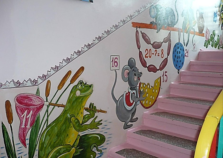 Украшение лестницы в детском саду