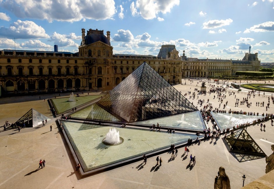 Пирамида Лувра в Париже внутри