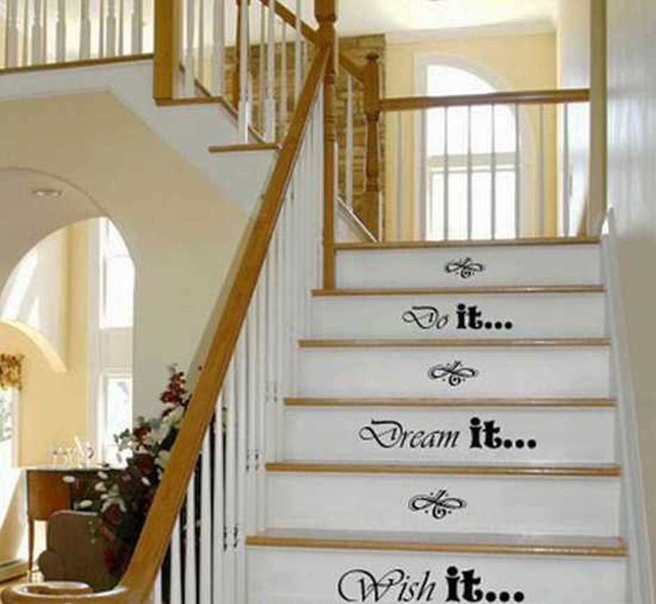 Надпись на ступеньках лестницы