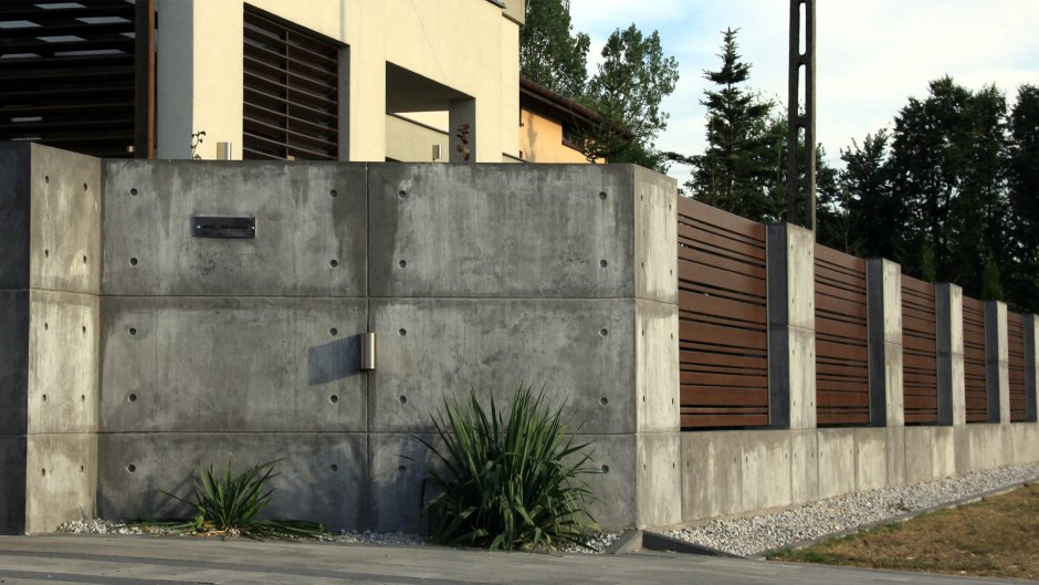 Современный забор из бетона