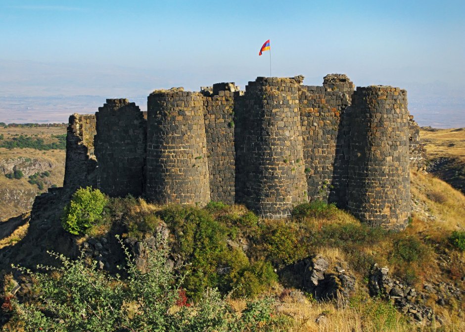 Крепость Ашот Еркат в Армении