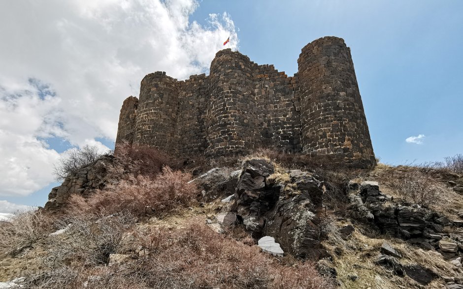 Армения крепость Амберд озеро