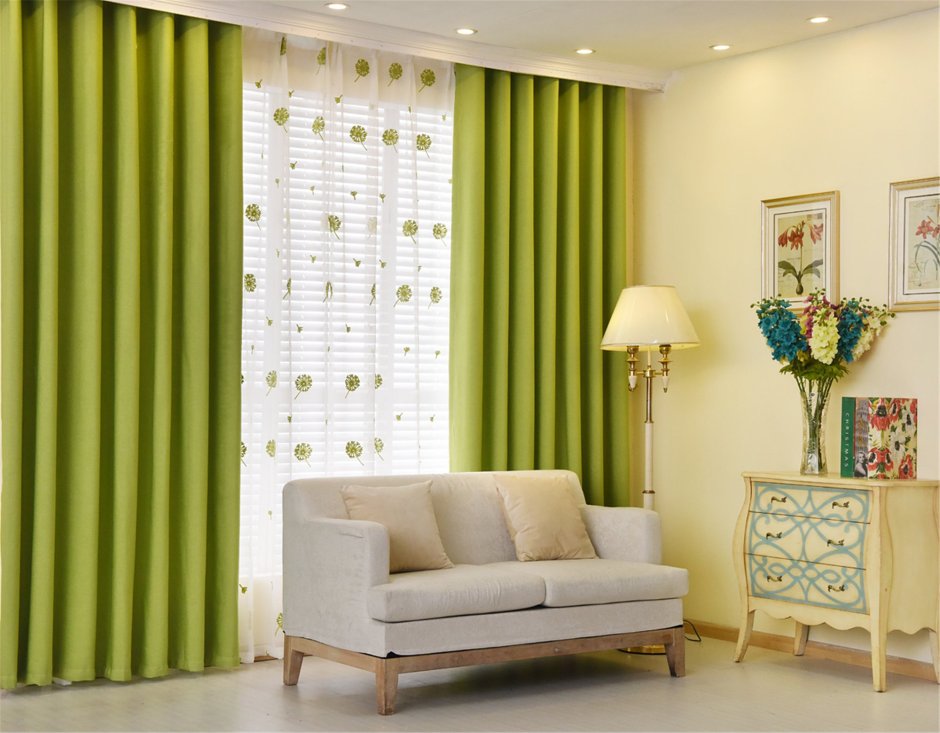 Зеленый диван в гостиной