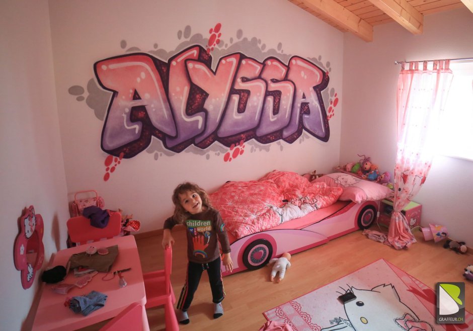 Граффити на стене в комнате девочки