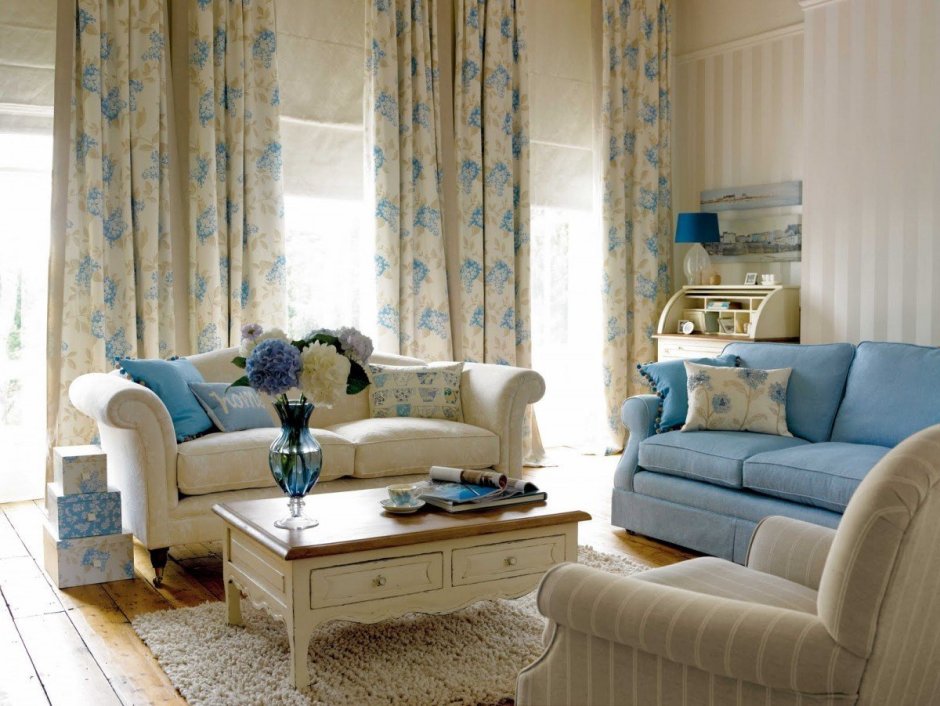 Интерьер комнаты с голубым диваном