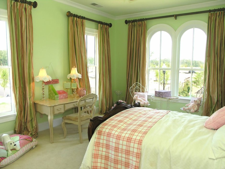 Белая спальня с зелеными шторами