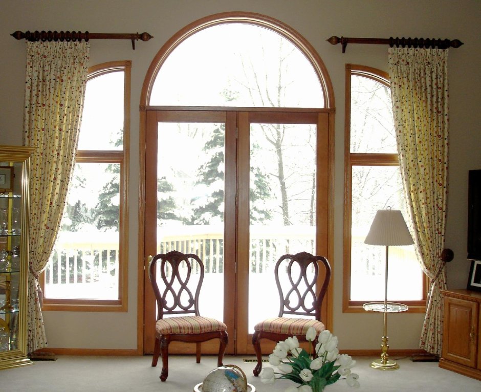 Панорамные окна в гостиной