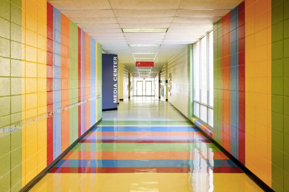 Школьный коридор в начальной школе