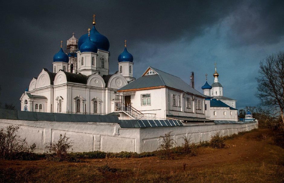 Боголюбский монастырь зимой