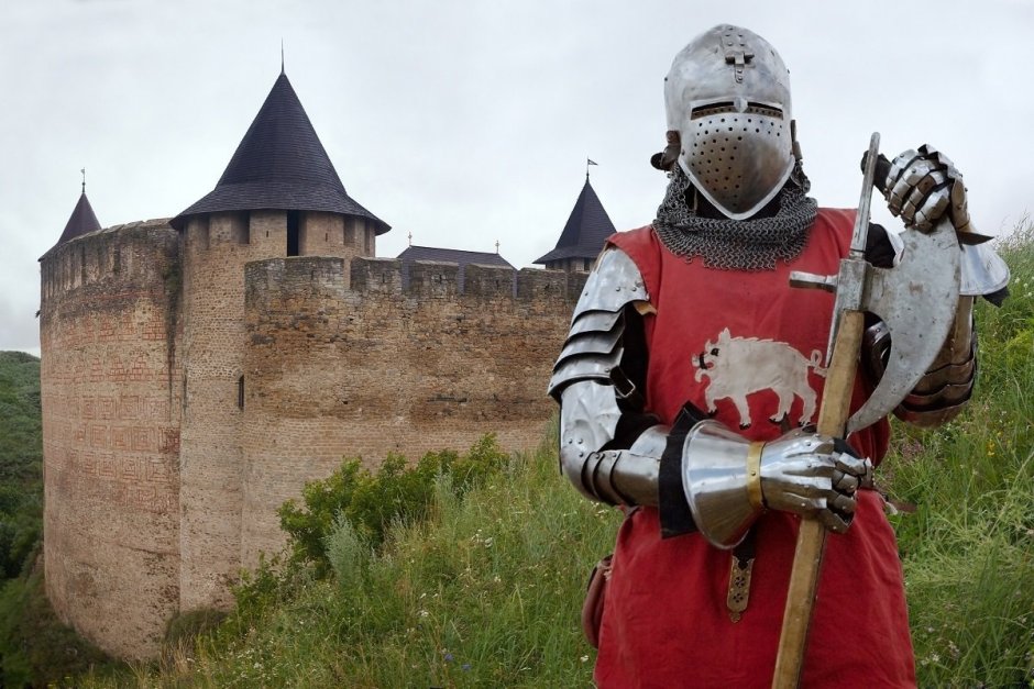 Рыцарь возле крепости