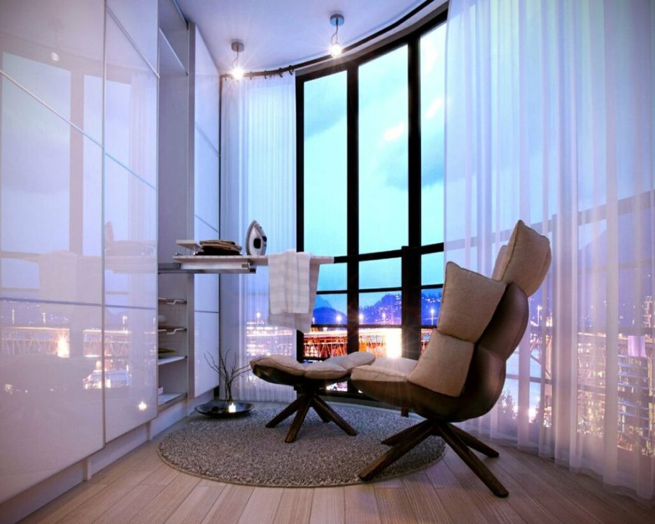 Панорамное окно в комнате с балконом