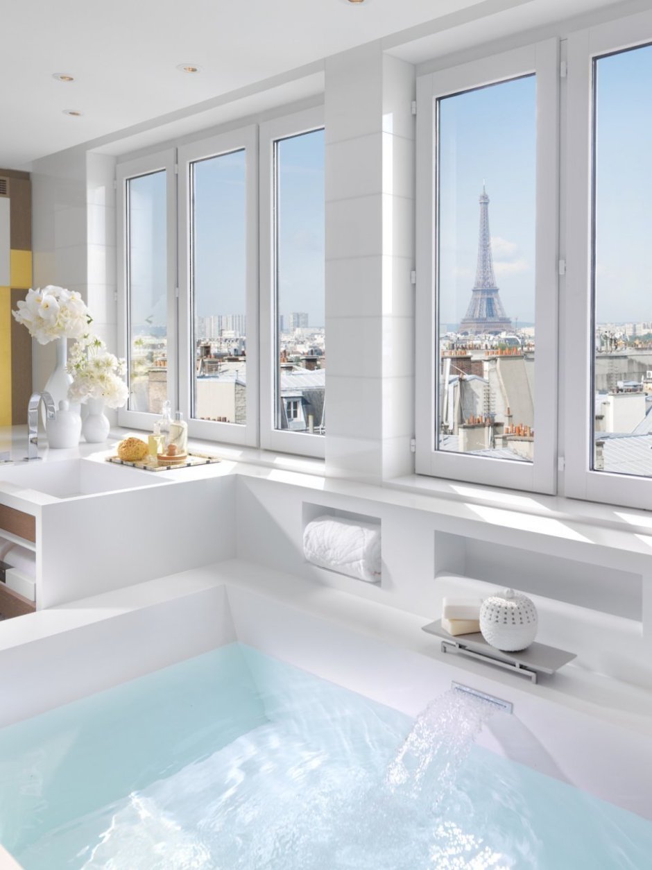Красивая ванная с окном