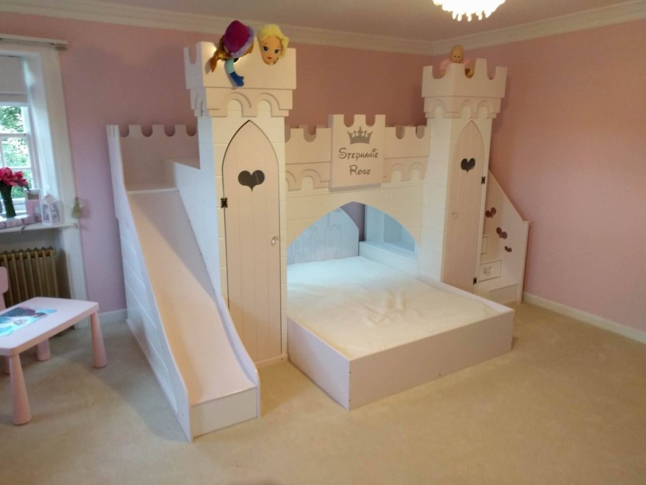 Кровать в виде замка для девочек