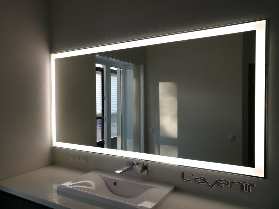 Зеркало с подсветкой в интерьере ванной