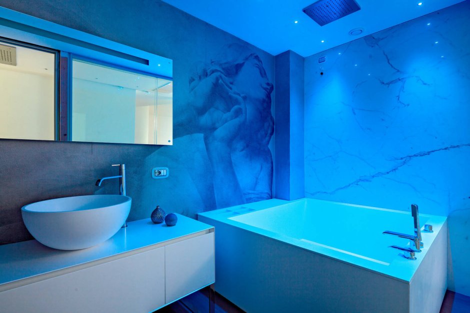 Ванная комната с неоновой подсветкой