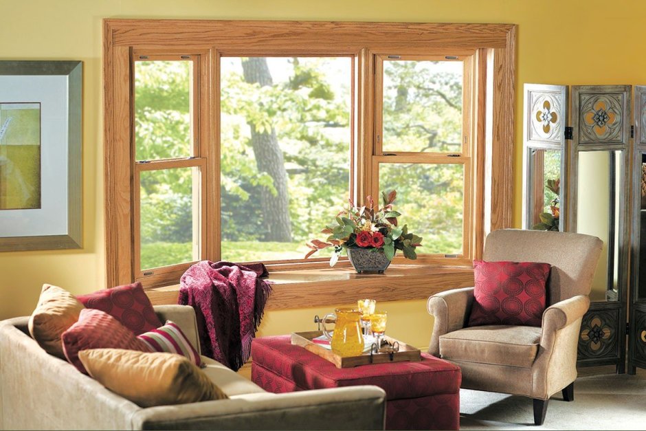 Интерьер с деревянными коричневыми окнами