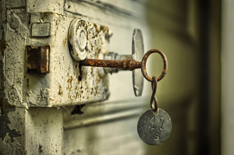 Старинная дверь с ключом