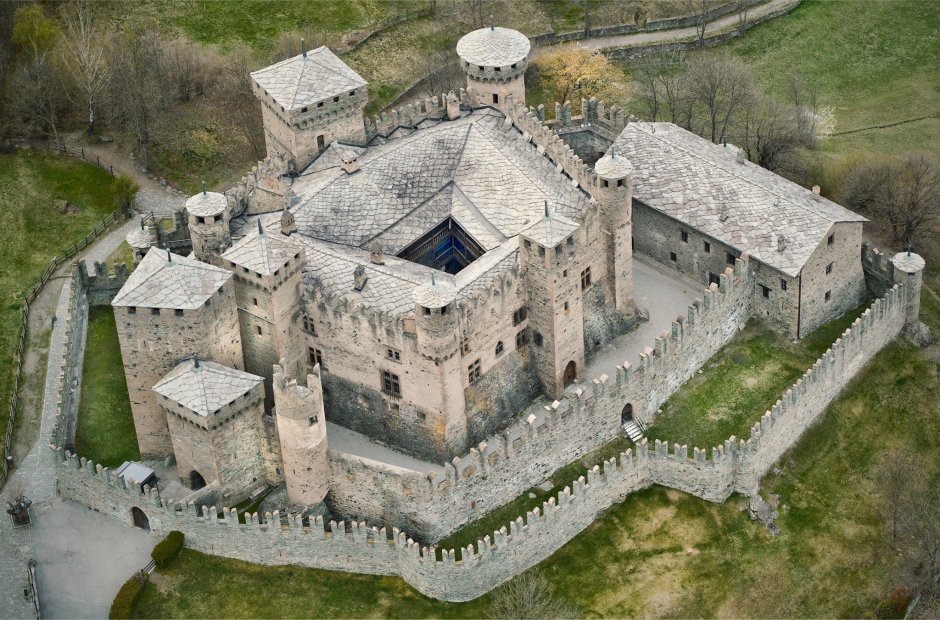 Средневековый пейзаж с замком