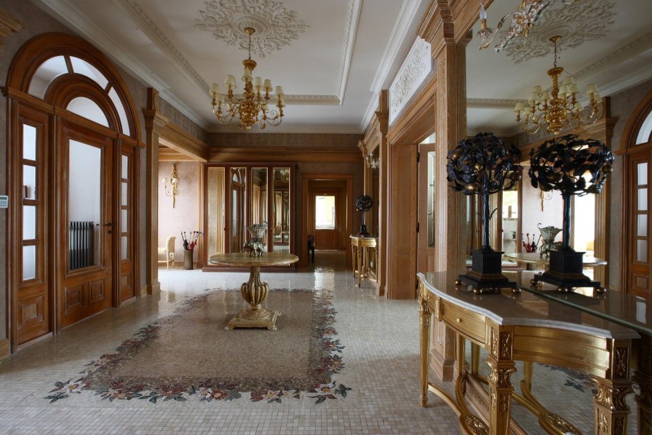 Холл в дворцовом стиле