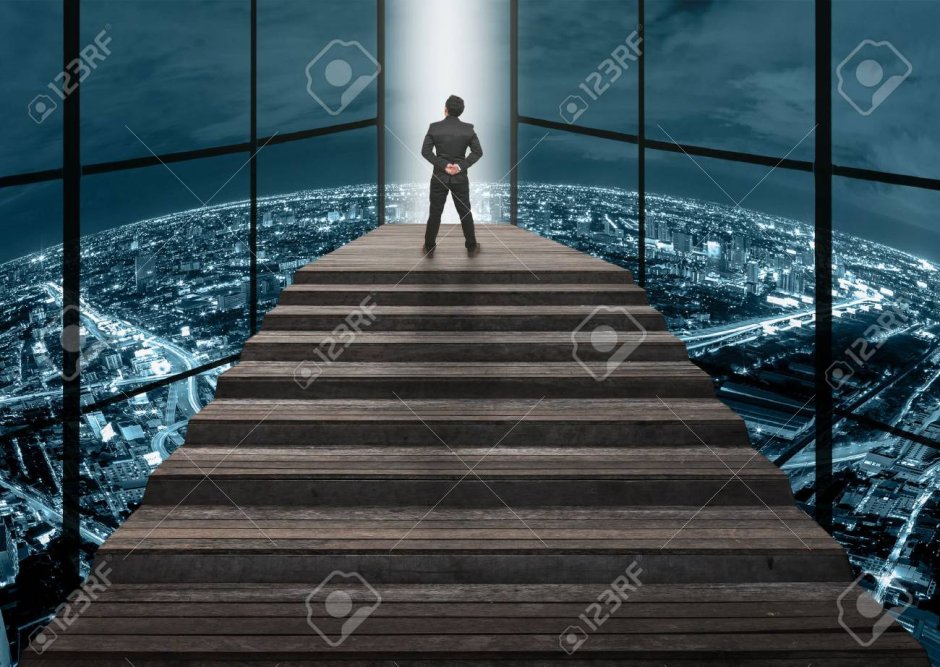 Человек поднимается по лестнице
