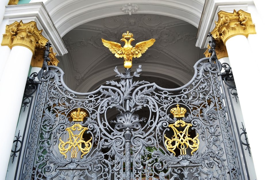 Ворота зимнего дворца в Санкт-Петербурге которые революция