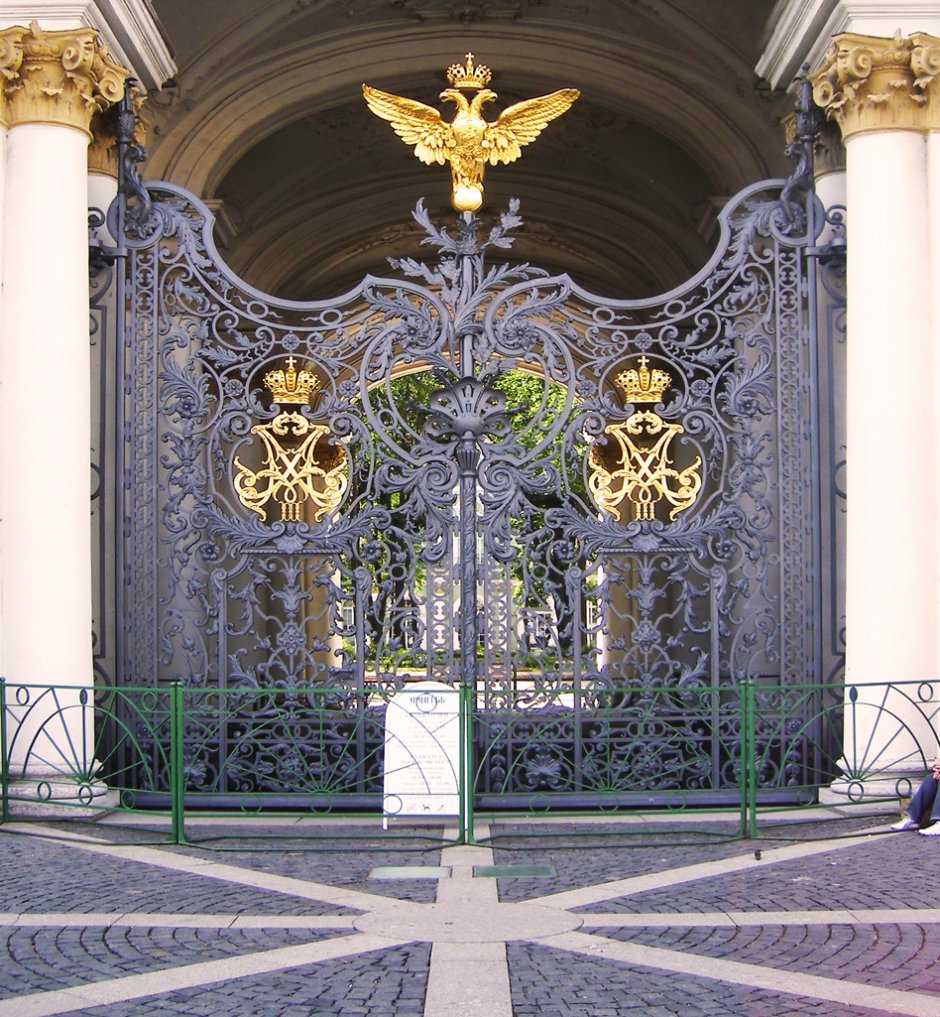 Ворота Эрмитажа в Санкт-Петербурге