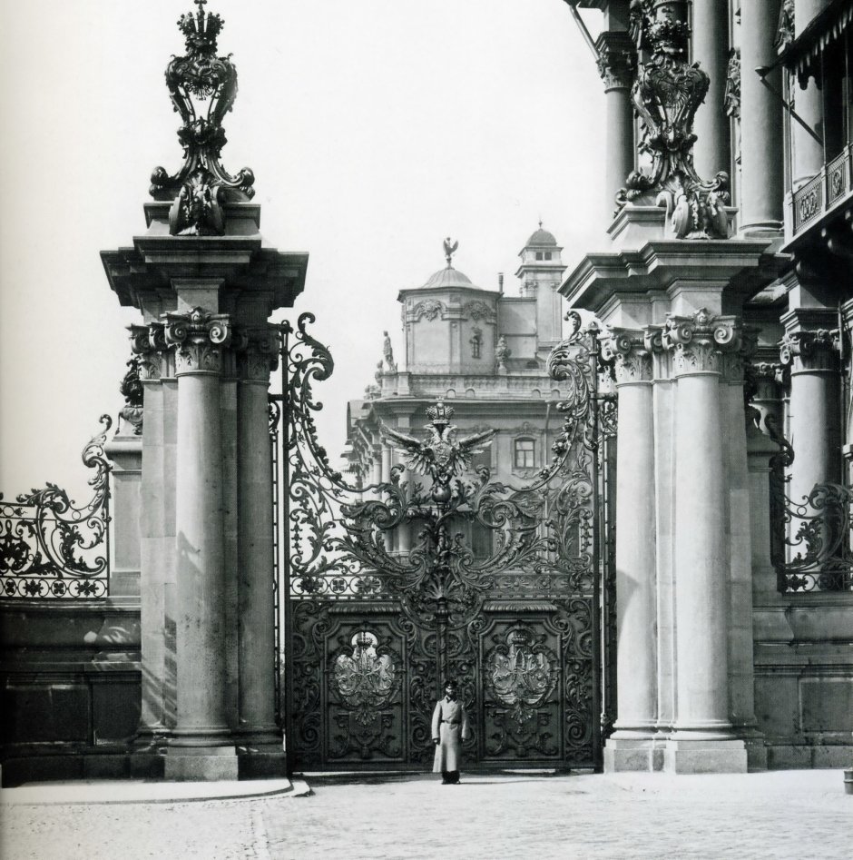 Ворота зимнего дворца в Санкт-Петербурге