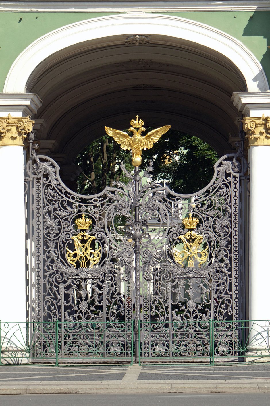 Ограда зимнего дворца в Санкт-Петербурге фото