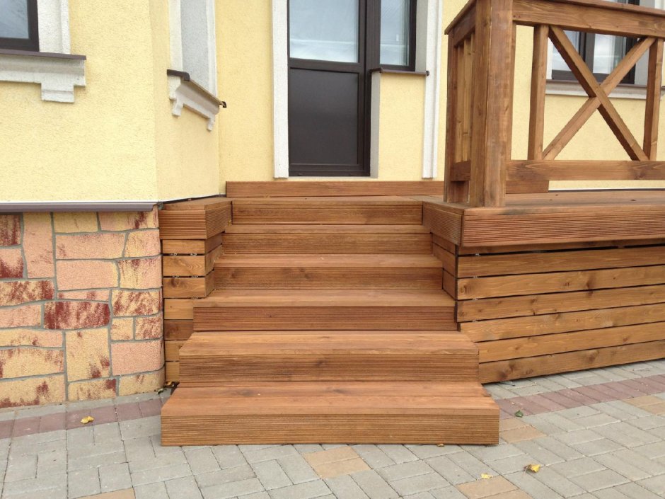 Уличная деревянная лестница