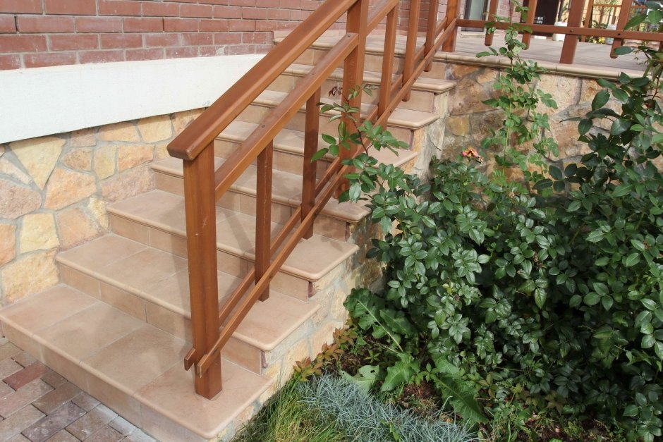 Лестница на террасу деревянная