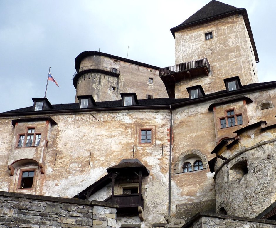 Замок в Словакии на скале