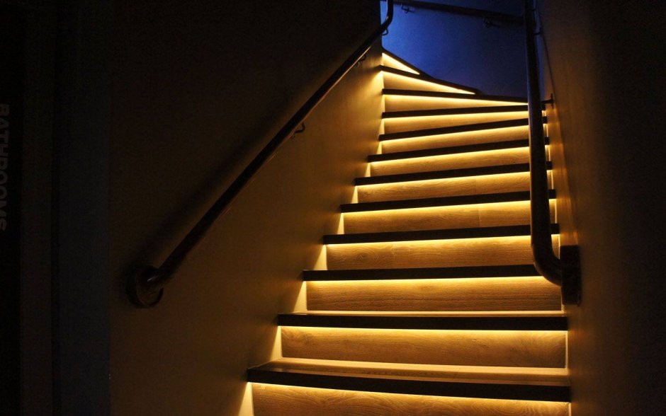Металлическая лестница с подсветкой
