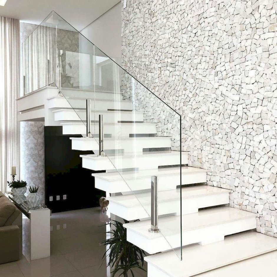 Дизайнерская белая лестница