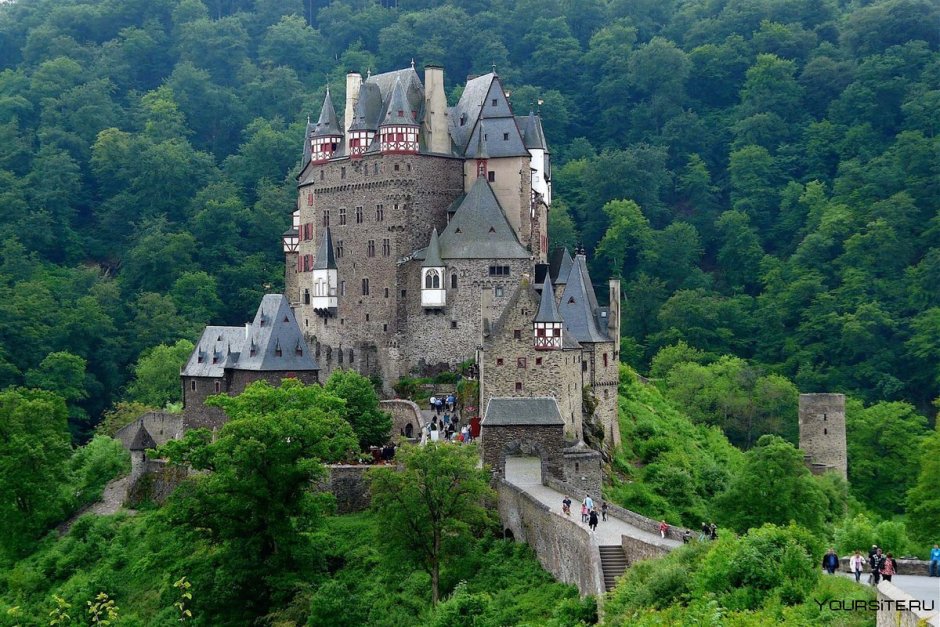 Замок Эльц Германия весной