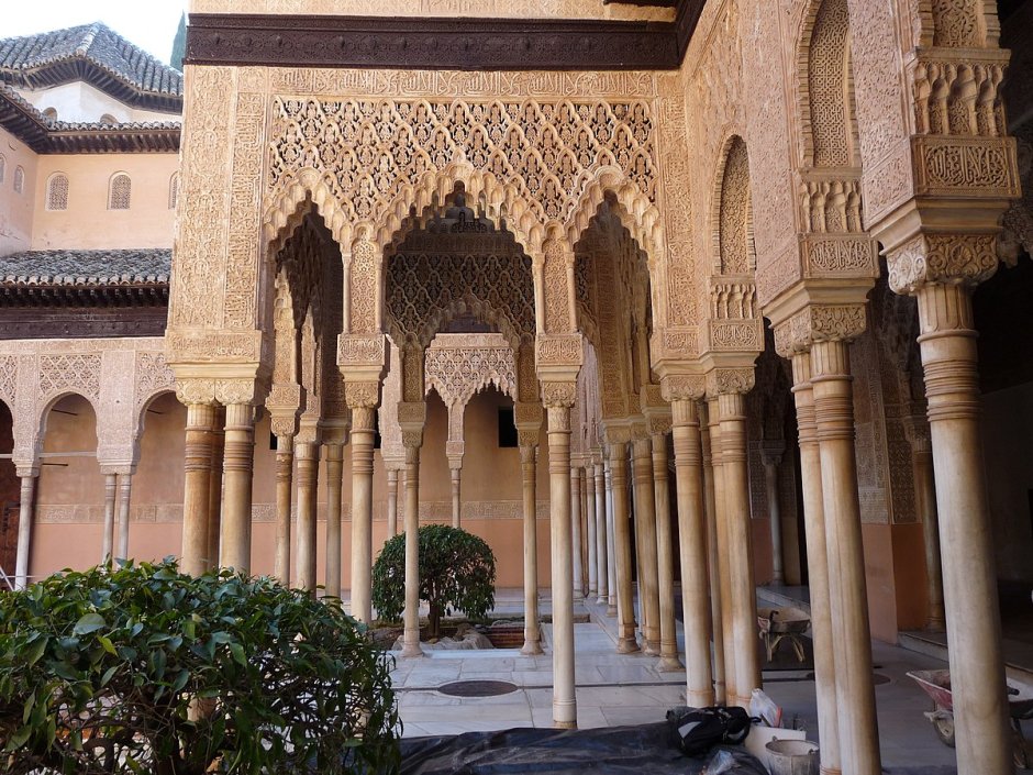 Дворец- крепость Альгамбра в Гранаде