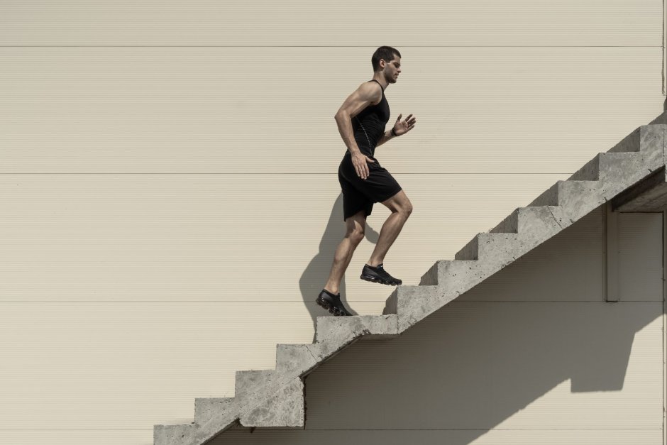 Спортсмен поднимается по лестнице