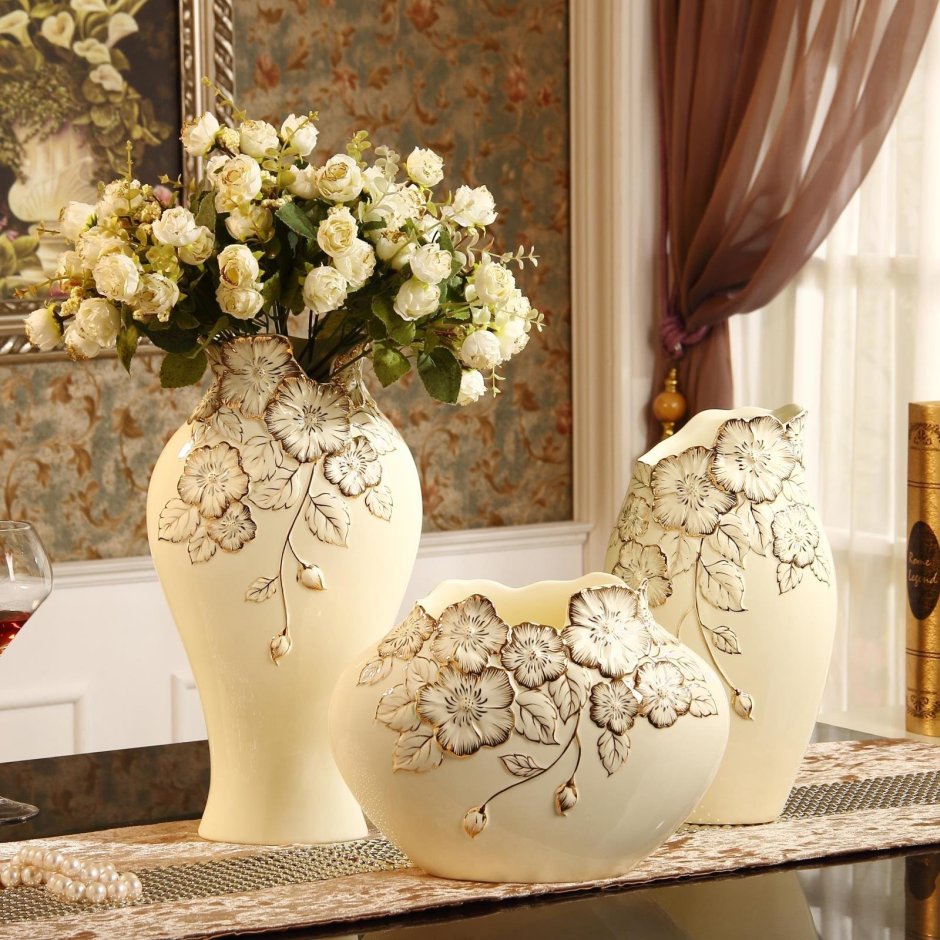 Напольные вазы с цветами в интерьере