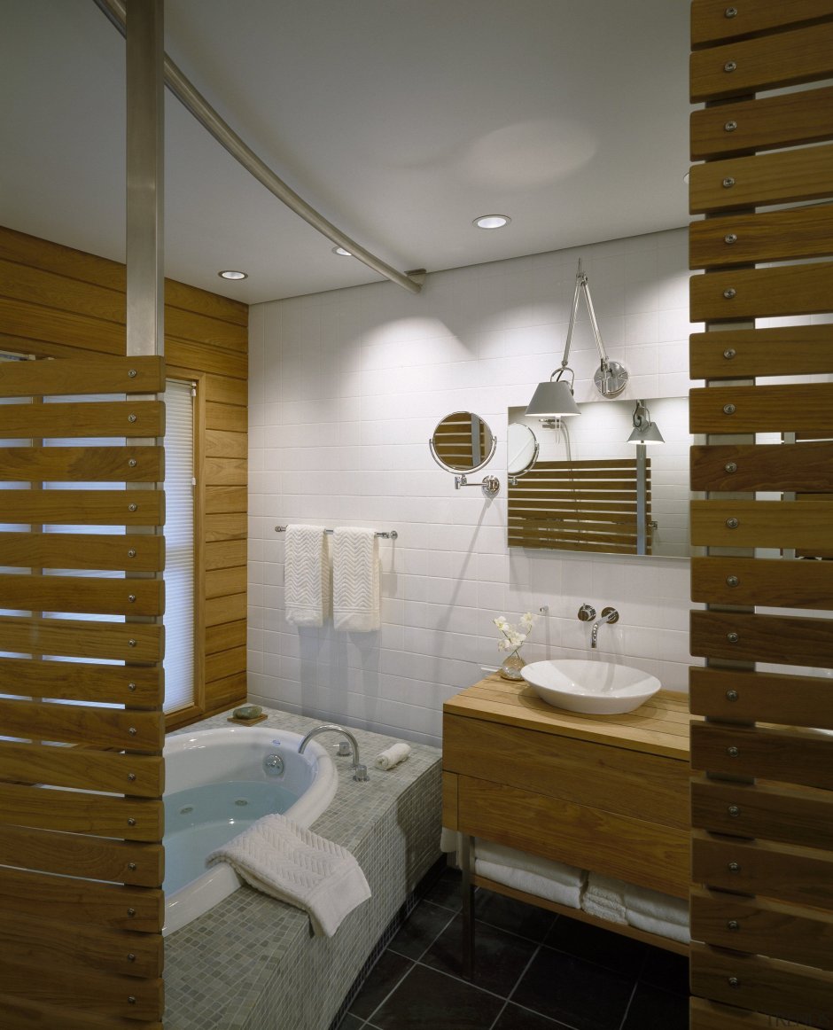 Реечный деревянный потолок в ванную комнату