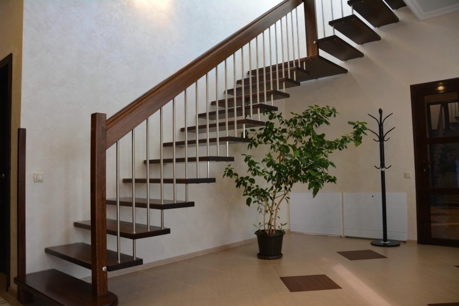 Лестница монолит с деревянными ступенями