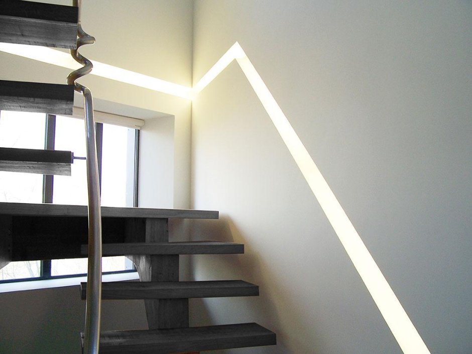 Лестница со светодиодными полосами в стене