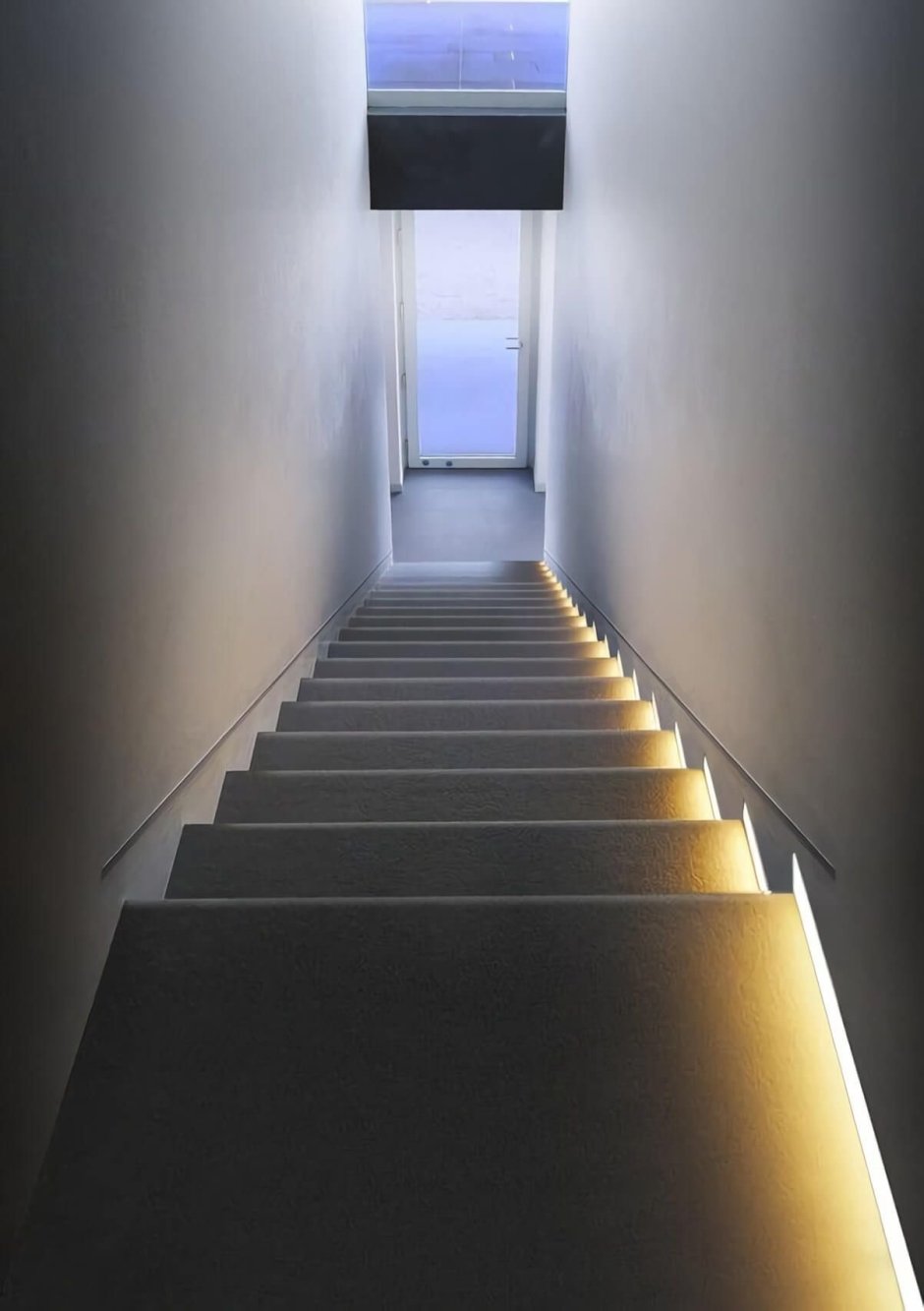 Подсветка лестницы в интерьере