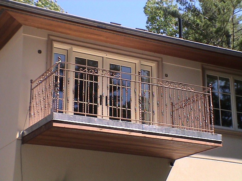 Балкон на даче из металла