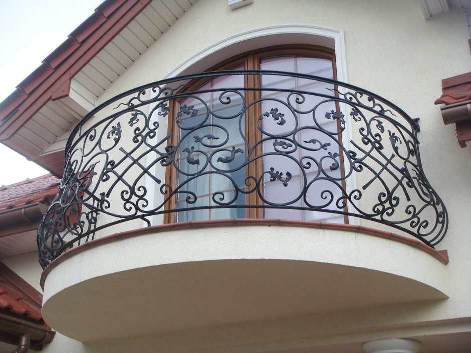 Кованый балкон с железным листом