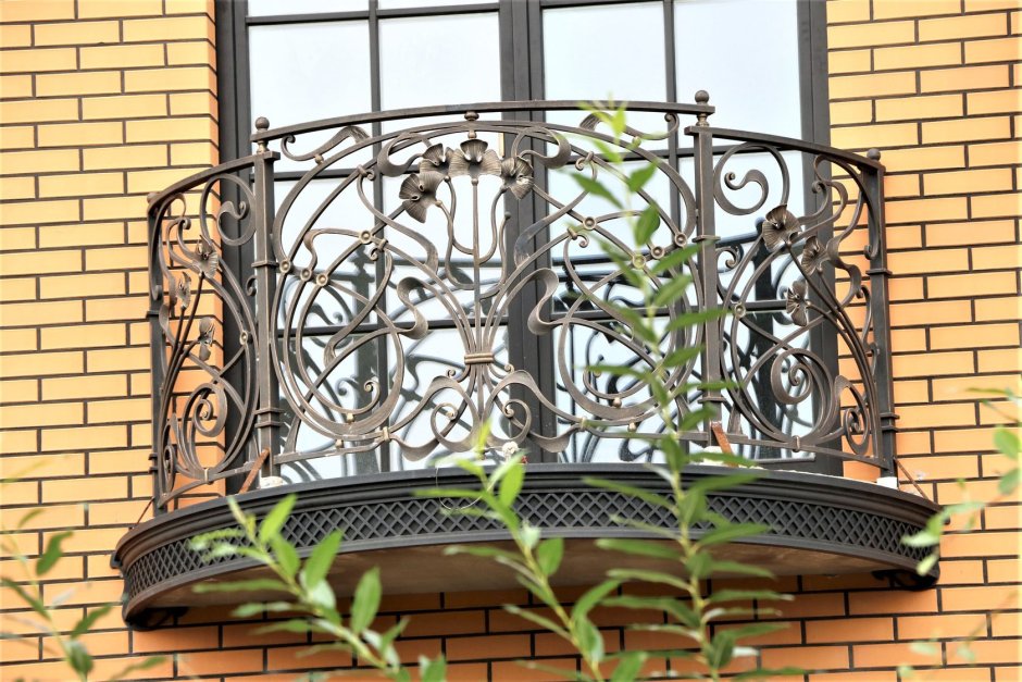 Застекленные кованые балконы
