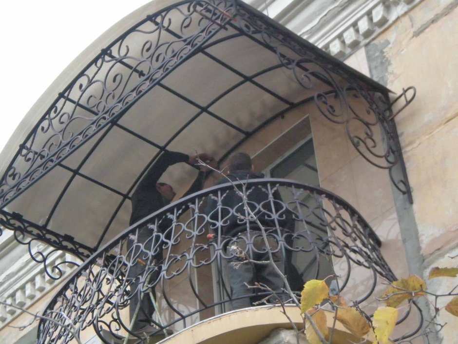 Кованый козырек над балконом
