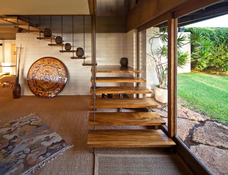 Современная деревянная лестница в частном доме