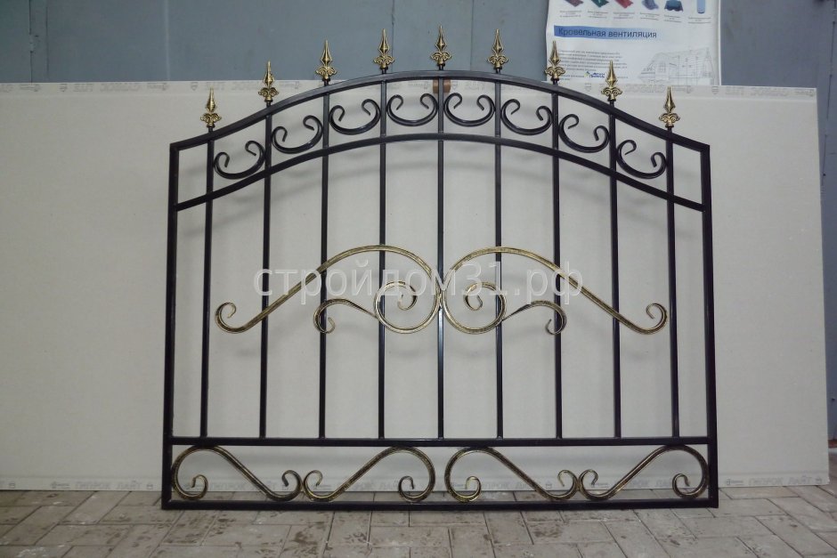 Забор из профильной трубы с элементами ковки