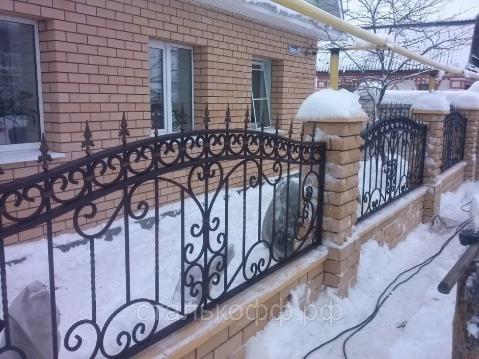 Забор с элементами холодной ковки